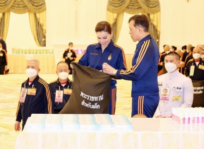 <strong>อ่านเพิ่มเติมเกี่ยวกับ</strong><br>พระบาทสมเด็จพระเจ้าอยู่หัว และสมเด็จพระนางเจ้า ฯ พระบรมราชินี ทรงห่วงใยและทรงพระเมตตา ทรงจัดทำถุงพระราชทานสำหรับเด็ก เพื่อเชิญไปพระราชทานแก่ผู้ประสบอุทกภัยในภาคต่างๆ พระบาทสมเด็จพระเจ้าอยู่หัว และสมเด็จพระนางเจ้า ฯ พระบรมราชินี ทรงห่วงใยและทรงพระเมตตา ทรงจัดทำถุงพระราชทานสำหรับเด็ก เพื่อเชิญไปพระราชทานแก่ผู้ประสบอุทกภัยในภาคต่างๆ