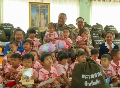 <strong>อ่านเพิ่มเติมเกี่ยวกับ</strong><br>พระบาทสมเด็จพระเจ้าอยู่หัว และสมเด็จพระนางเจ้า ฯ พระบรมราชินี ทรงพระกรุณาโปรดเกล้าโปรดกระหม่อมให้ นายพลากร สุวรรณรัฐ องคมนตรี เชิญถุงพระราชทานสำหรับเด็กในครอบครัวที่ประสบอุทกภัย พื้นที่จังหวัดเชียงราย พระบาทสมเด็จพระเจ้าอยู่หัว และสมเด็จพระนางเจ้า ฯ พระบรมราชินี ทรงพระกรุณาโปรดเกล้าโปรดกระหม่อมให้ นายพลากร สุวรรณรัฐ องคมนตรี เชิญถุงพระราชทานสำหรับเด็กในครอบครัวที่ประสบอุทกภัย พื้นที่จังหวัดเชียงราย