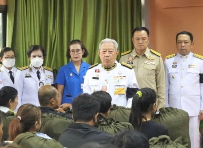 <strong>อ่านเพิ่มเติมเกี่ยวกับ</strong><br>พระบาทสมเด็จพระเจ้าอยู่หัว ทรงพระกรุณาโปรดเกล้าโปรดกระหม่อมให้ พลเอก สุรยุทธ์ จุลานนท์ ประธานองคมนตรี เชิญพวงมาลาไปวางหน้าหีบศพ ครูและนักเรียนที่เสียชีวิตจากเหตุการณ์รถบัสทัศนศึกษาเกิดเพลิงไหม้ พระบาทสมเด็จพระเจ้าอยู่หัว ทรงพระกรุณาโปรดเกล้าโปรดกระหม่อมให้ พลเอก สุรยุทธ์ จุลานนท์ ประธานองคมนตรี เชิญพวงมาลาไปวางหน้าหีบศพ ครูและนักเรียนที่เสียชีวิตจากเหตุการณ์รถบัสทัศนศึกษาเกิดเพลิงไหม้
