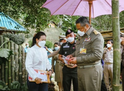 <strong>อ่านเพิ่มเติมเกี่ยวกับ</strong><br>นายพลากร สุวรรณรัฐ องคมนตรี มอบถุงพระราชทานให้แก่ราษฎร และเจ้าหน้าที่ผู้ปฏิบัติงานโครงการอันเนื่องมาจากพระราชดำริในพื้นที่ภาคเหนือ จังหวัดน่าน นายพลากร สุวรรณรัฐ องคมนตรี มอบถุงพระราชทานให้แก่ราษฎร และเจ้าหน้าที่ผู้ปฏิบัติงานโครงการอันเนื่องมาจากพระราชดำริในพื้นที่ภาคเหนือ จังหวัดน่าน