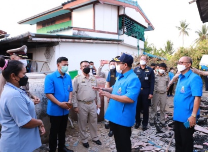 <strong>อ่านเพิ่มเติมเกี่ยวกับ</strong><br>นายชัชวาลย์ เบญจสิริวงศ์ รองผู้ว่าราชการจังหวัดเพชรบูรณ์ เชิญถุงยังชีพพระราชทาน มอบแก่นางสมคิด เพราแก้ว ผู้ประสบภัยพิบัติ(อัคคีภัย) ในพื้นที่ อ.วังโป่ง จ.เพชรบูรณ์ นายชัชวาลย์ เบญจสิริวงศ์ รองผู้ว่าราชการจังหวัดเพชรบูรณ์ เชิญถุงยังชีพพระราชทาน มอบแก่นางสมคิด เพราแก้ว ผู้ประสบภัยพิบัติ(อัคคีภัย) ในพื้นที่ อ.วังโป่ง จ.เพชรบูรณ์