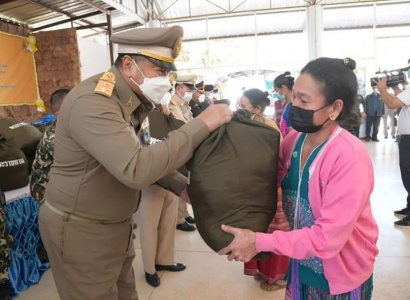 <strong>อ่านเพิ่มเติมเกี่ยวกับ</strong><br>นายพลากร สุวรรณรัฐ องคมนตรี มอบถุงพระราชทานให้แก่ราษฎร และเจ้าหน้าที่ผู้ปฏิบัติงานโครงการอันเนื่องมาจากพระราชดำริในพื้นที่ภาคเหนือ จังหวัดตาก นายพลากร สุวรรณรัฐ องคมนตรี มอบถุงพระราชทานให้แก่ราษฎร และเจ้าหน้าที่ผู้ปฏิบัติงานโครงการอันเนื่องมาจากพระราชดำริในพื้นที่ภาคเหนือ จังหวัดตาก