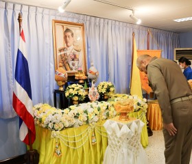 พิธีรับพระราชทานเข็มที่ระลึกตราสัญลักษณ์งานเฉลิมพระเกียรติพระบาทสมเด็จพระเจ้าอยู่หัว เนื่องในโอกาสพระราชพิธีมหามงคลเฉลิมพระชนมพรรษา ๖ รอบ ๗๒ พรรษา ๒๘ กรกฎาคม ๒๕๖๗ ... พารามิเตอร์รูปภาพ 1