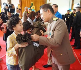 สมเด็จพระเจ้าอยู่หัว ทรงพระกรุณาโปรดเกล้าฯ ให้ พลเอกไพบูลย์ ... พารามิเตอร์รูปภาพ 4