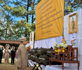 นายพลากร สุวรรณรัฐ องคมนตรี นายกมูลนิธิราชประชานุเคราะห์ฯ ... พารามิเตอร์รูปภาพ 18