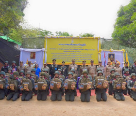 นายพลากร สุวรรณรัฐ องคมนตรี นายกมูลนิธิราชประชานุเคราะห์ ... พารามิเตอร์รูปภาพ 28