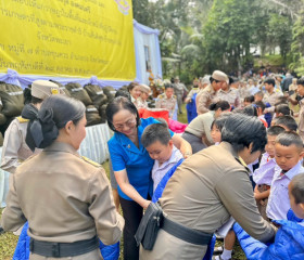 นายพลากร สุวรรณรัฐ องคมนตรี นายกมูลนิธิราชประชานุเคราะห์ ... พารามิเตอร์รูปภาพ 18