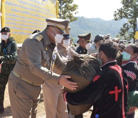 นายพลากร สุวรรณรัฐ องคมนตรี มอบถุงพระราชทานให้แก่ราษฎร ... พารามิเตอร์รูปภาพ 5