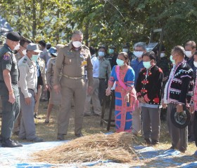 นายพลากร สุวรรณรัฐ องคมนตรี มอบถุงพระราชทานให้แก่ราษฎร ... พารามิเตอร์รูปภาพ 6