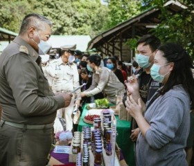 นายพลากร สุวรรณรัฐ องคมนตรี มอบถุงพระราชทานให้แก่ราษฎร ... พารามิเตอร์รูปภาพ 11